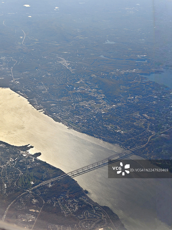 塔潘齐大桥（现官方名称为马里奥·库莫州长桥）的空中视角，这是一座横跨哈德逊河、连接纽约州尼亚克和塔里敦的大型现代化双跨桥梁。图片素材
