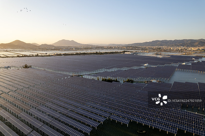 日落时的太阳能电池板图片素材