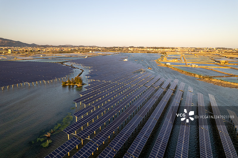 日落时的太阳能电池板图片素材