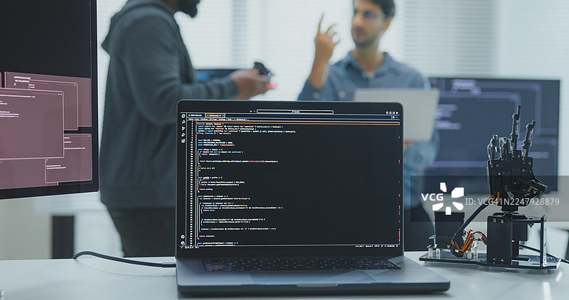 特写：黑人和西班牙裔男性工程师程序员在科技办公室协作，讨论网页设计的软件策略和代码分析。软件开发，人工智能。图片素材