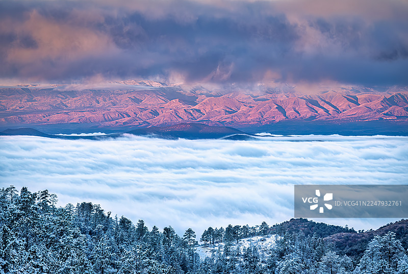 晨曦照亮了四周的山峦，一层薄雾笼罩着圣达菲图片素材