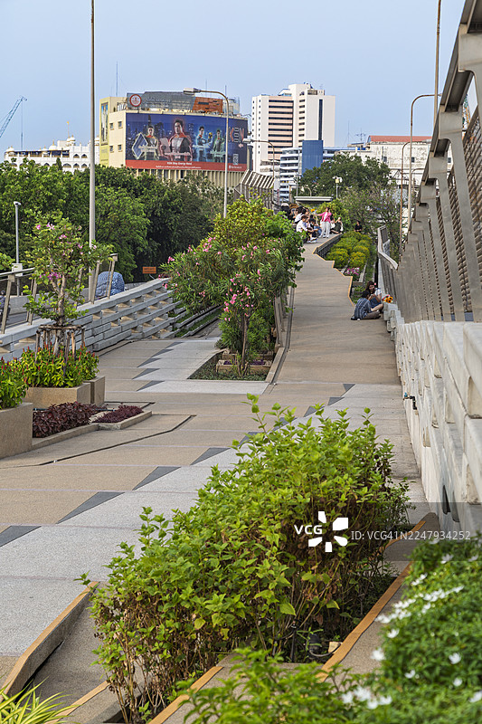 曼谷昭披耶天空公园的人们图片素材