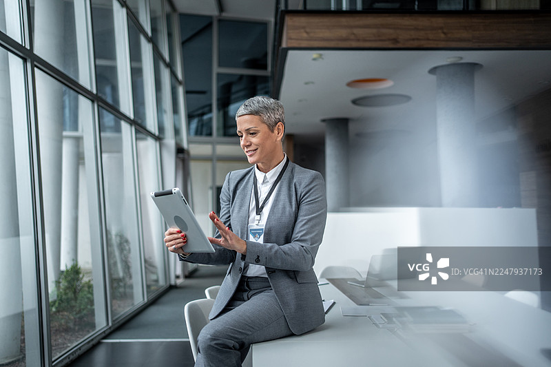 女商人正在现代办公室使用数码平板电脑图片素材