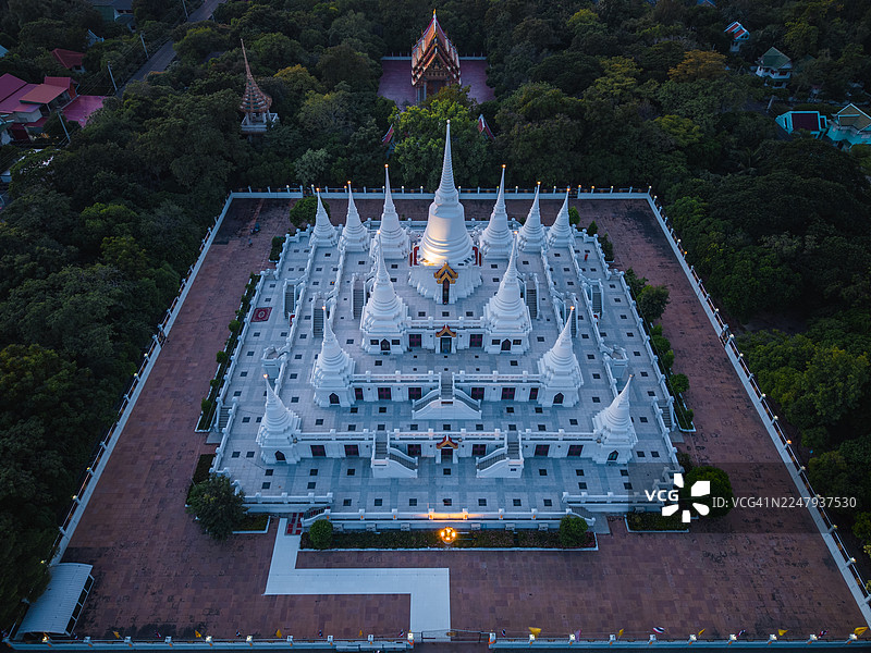 泰国สมุทรปราการ省Wat Asokaram寺庙的白色佛塔建筑的空中俯视图，在黄昏至夜晚营造出令人惊叹的泰国寺庙景观。图片素材