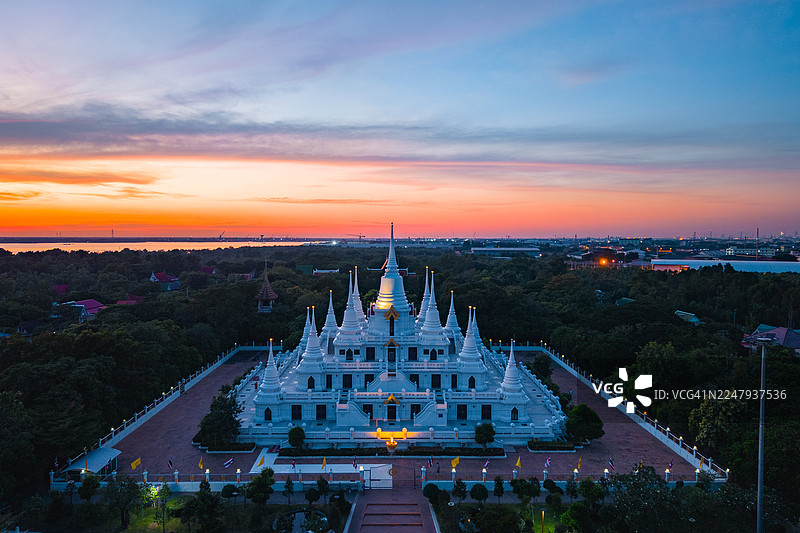 泰国（Samut Prakan）府阿索卡拉姆寺（Wat Asokaram）的白色佛塔建筑的空中俯视图，在暮光至夜晚营造出令人惊叹的泰国寺庙景观。图片素材