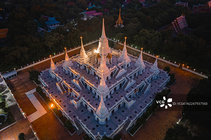 泰国สมุทรปราการ省的Asokaram寺的白色佛塔建筑的鸟瞰图，在黄昏至夜晚营造出令人惊叹的泰国寺庙景观。图片素材