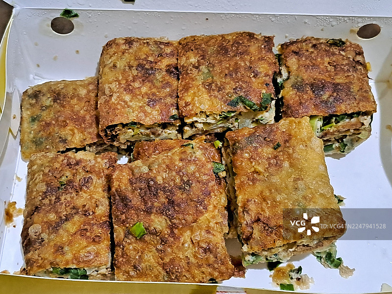 印尼传统鸡蛋马塔巴克，配肉末和葱——俯视角度图片素材