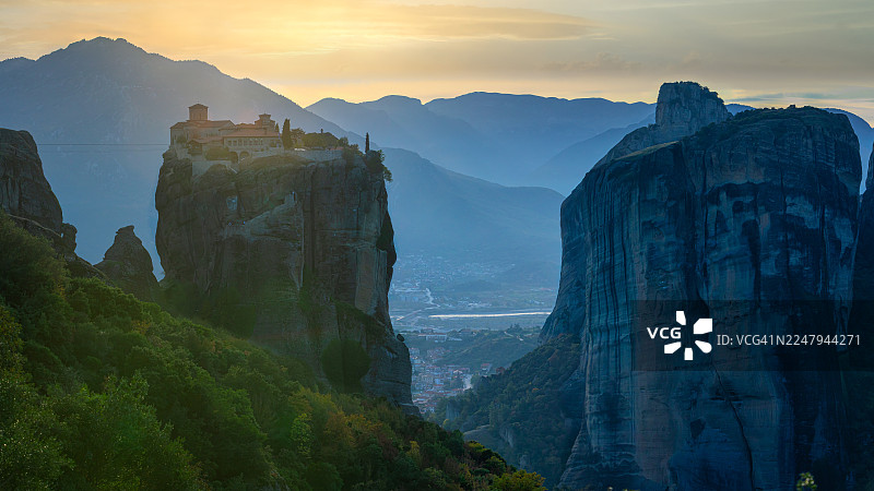 夕阳下的圣三一修道院，迈泰奥拉图片素材
