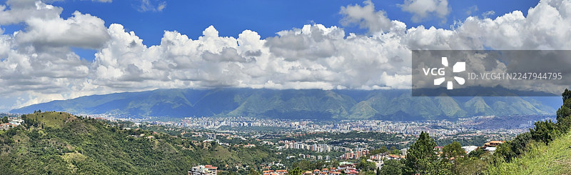 加拉加斯山谷的空中全景，背景是阿维拉山。图片素材