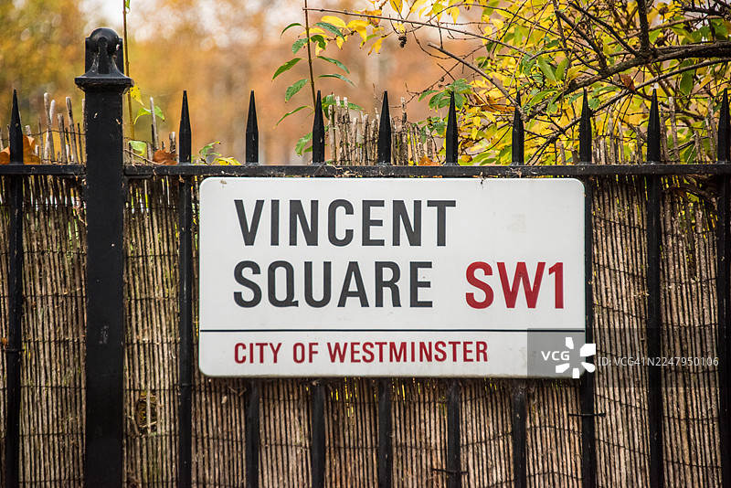 伦敦威斯敏斯特维森特广场的栏杆上的街道名称标志图片素材