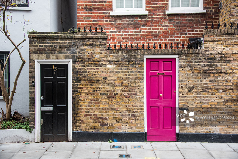伦敦威斯敏斯特区特色房屋，拥有对比鲜明的黑色与亮粉色前门图片素材