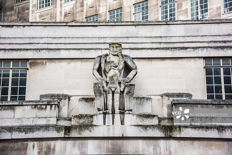 伦敦威斯敏斯特百老汇大街55号的石雕人像图片素材