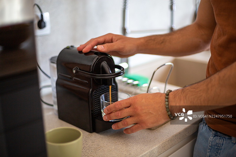 男人用意式咖啡机制作咖啡图片素材