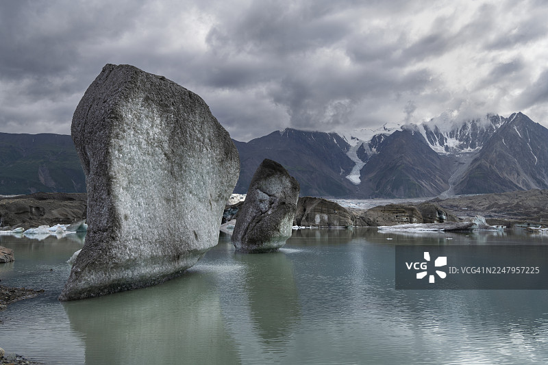 卡斯卡乌尔什冰川的冰缘湖图片素材