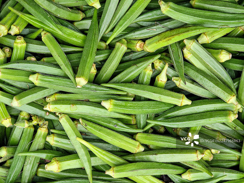 市场摊位上的新鲜秋葵图片素材
