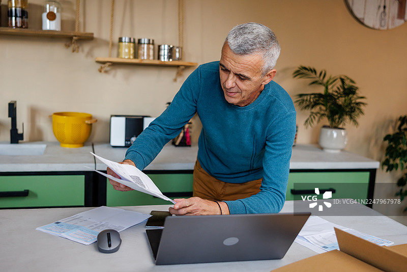 专注的男士正在审阅贷款协议图片素材