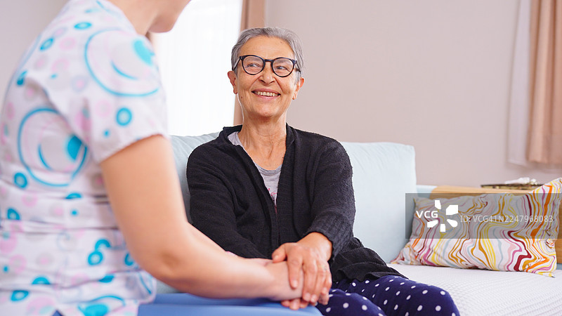 居家护理员在情感支持时刻握着老妇人的手图片素材