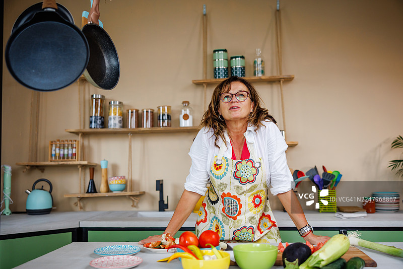 她在厨房里享受生活图片素材