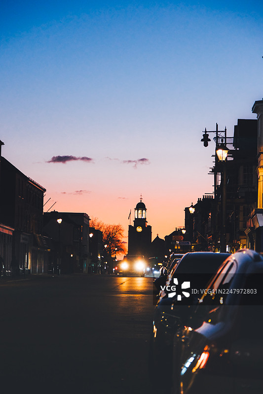 英国汉普郡林明顿倾斜的主街上的日落图片素材