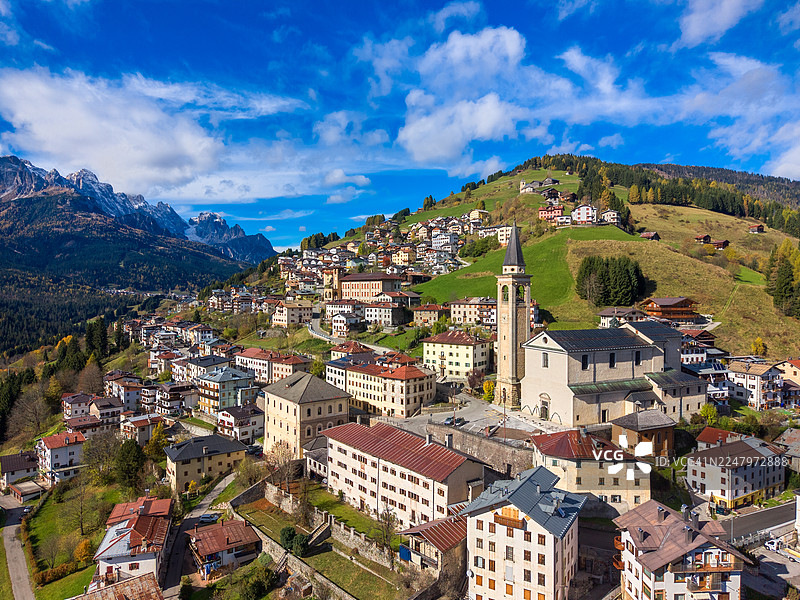 从无人机视角看，多洛米蒂阿尔卑斯山城镇图片素材