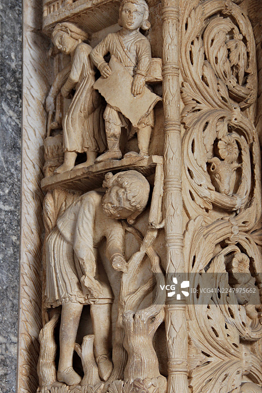 克罗地亚特罗吉尔圣劳伦斯大教堂门楣上的圣徒雕刻图片素材