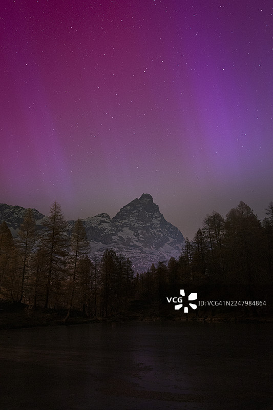 意大利瓦莱达奥斯塔马特洪山（马特洪峰）上空，绚丽的北极光照亮夜空图片素材