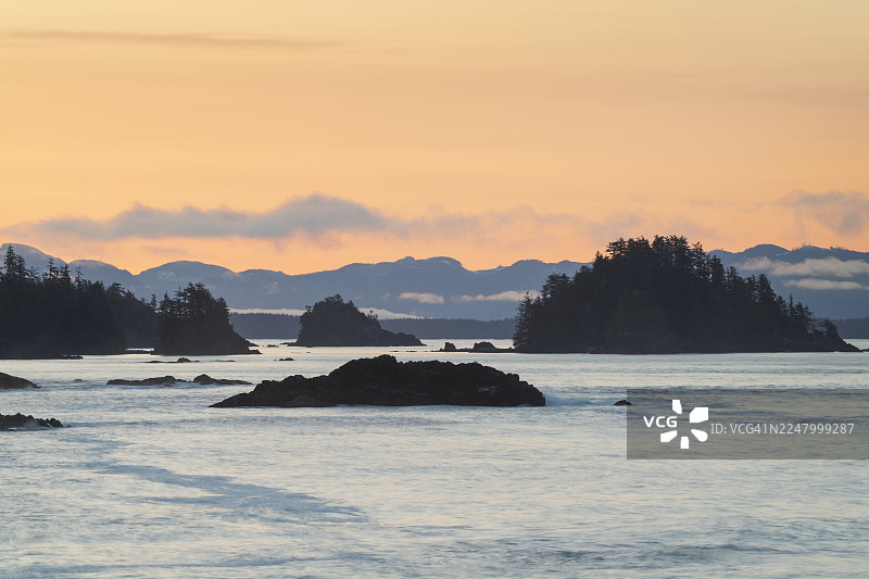 加拿大不列颠哥伦比亚省尤克卢利特，崎岖的温哥华岛海岸图片素材