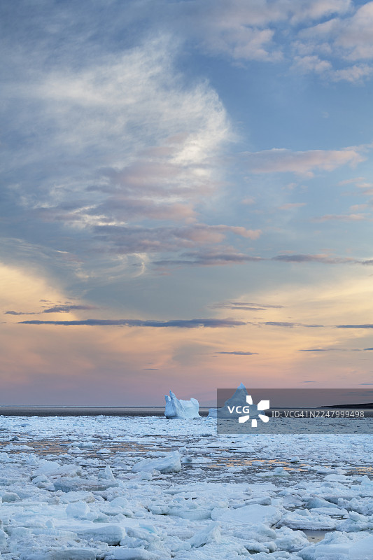 贝尔岛海峡的冰山和浮冰图片素材