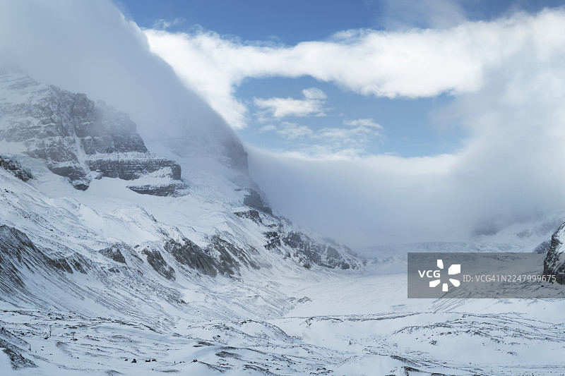 冬季的阿萨巴斯卡冰川图片素材