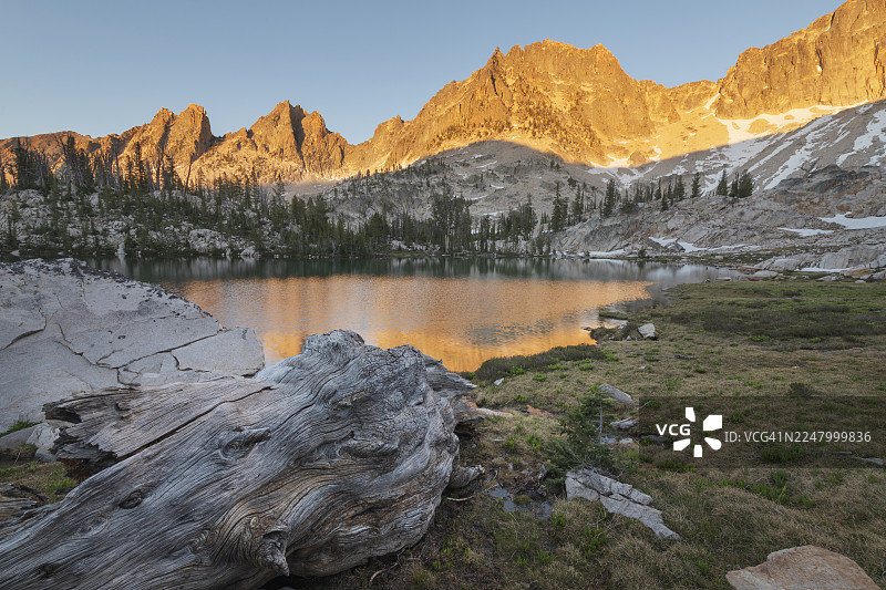 克莱默盆地上方锯齿山图片素材