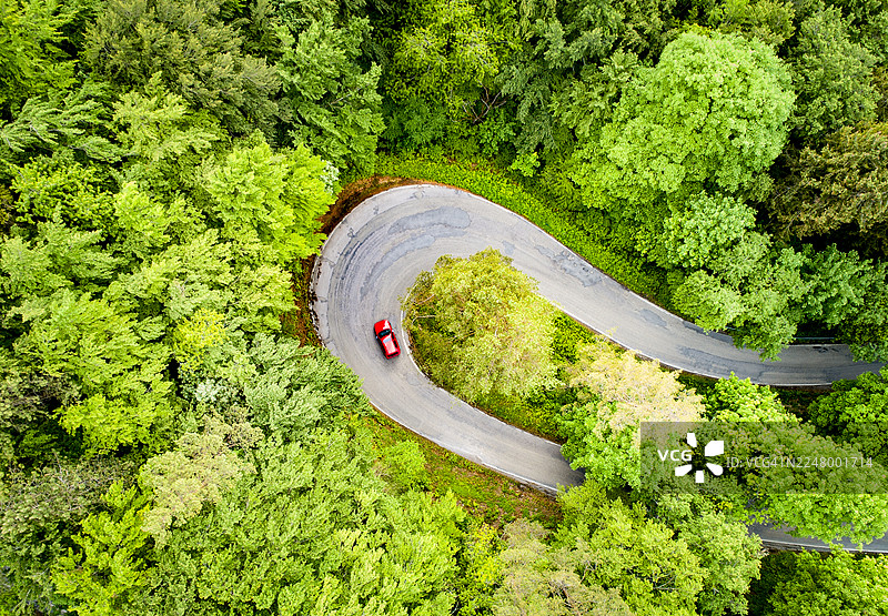 无人机视角下的乡村森林公路图片素材