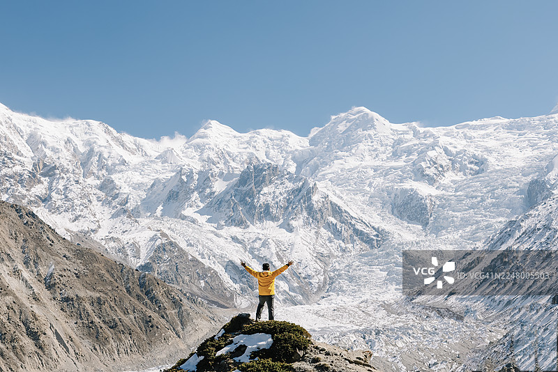 亚洲男子在南迦帕尔巴特山风景中欣赏美景图片素材