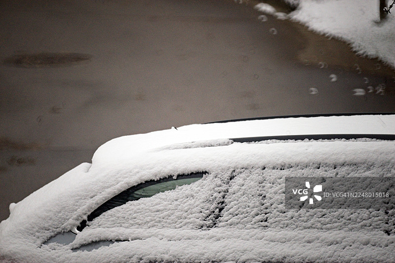 冬日清晨，被雪覆盖的汽车图片素材