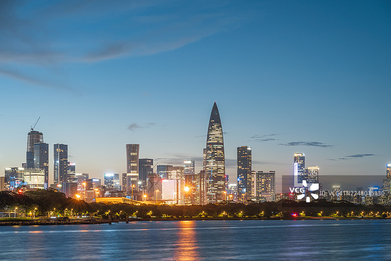 深圳湾金融建筑群夜景图片素材