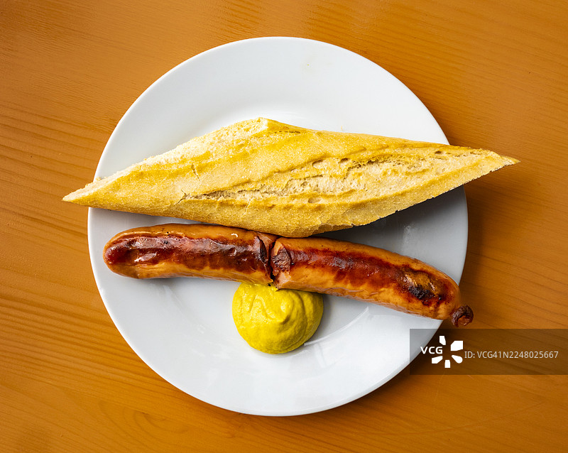 俯视的德国红香肠配面包图片素材