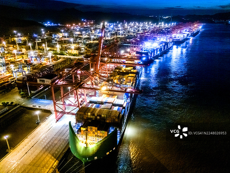 夜间集装箱船的鸟瞰图图片素材