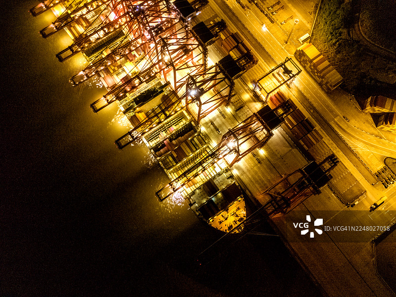 夜间集装箱船只的鸟瞰图图片素材