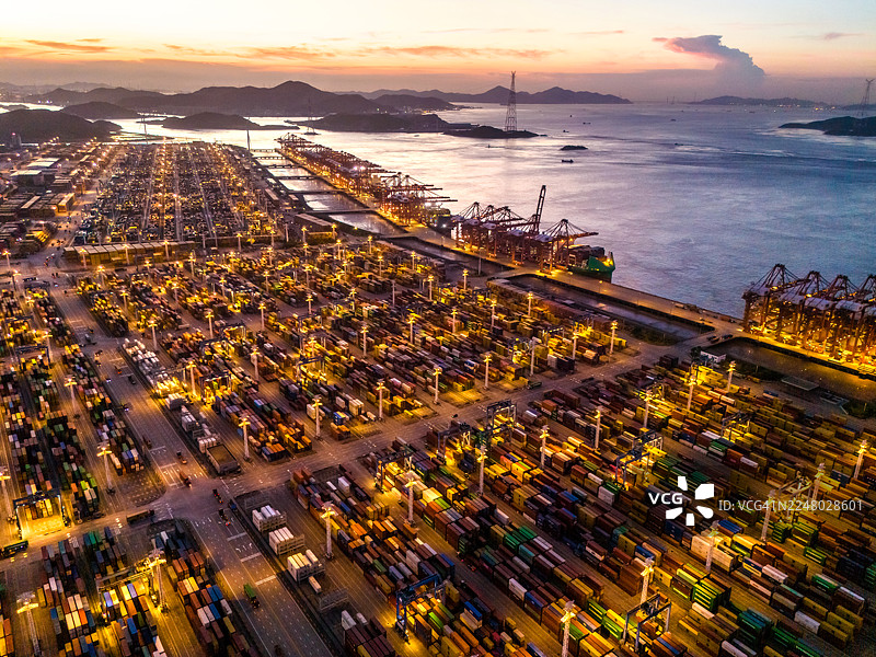 金色日落下的广阔集装箱港口码头图片素材