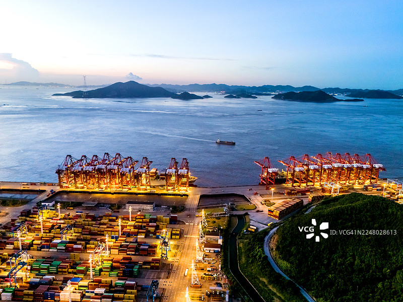 金色日落下的广阔集装箱港口码头图片素材