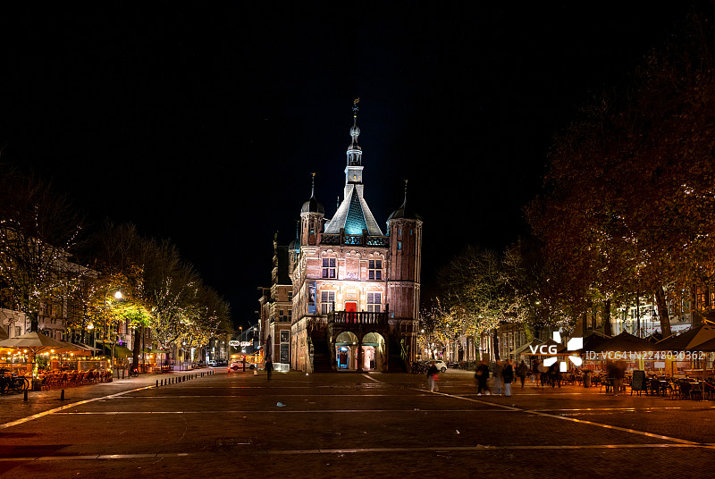 夜幕下的历史市政厅灯火辉煌图片素材