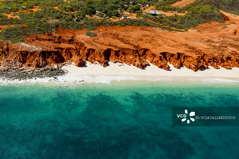 澳大利亚西北海岸红崖与碧绿海水的空中视角图片素材