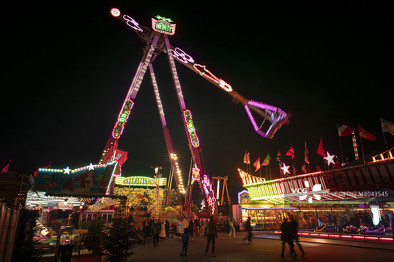 汉堡圣保利区游乐场DOM的巨型跷跷板图片素材