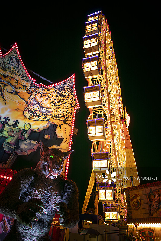 汉堡圣保利区“DOM”游乐节上灯火辉煌的摩天轮图片素材