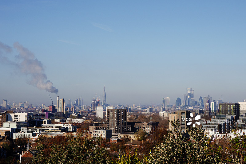俯视伦敦天际线，垃圾发电厂能源产生的蒸汽图片素材