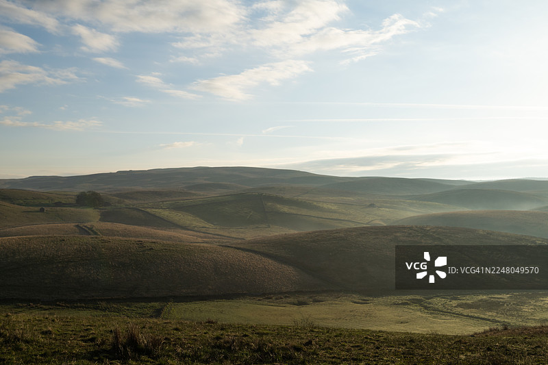 约克郡谷地连绵起伏的山丘上的日出图片素材