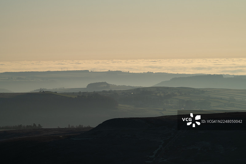 日出时分，薄雾笼罩的斯旺尔河谷图片素材