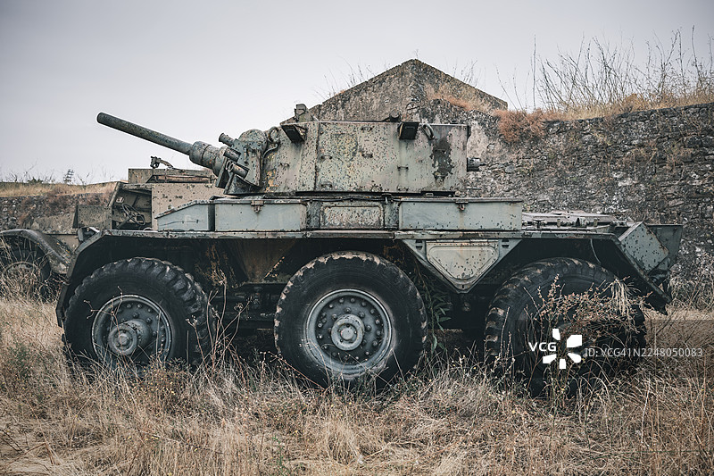废弃的战争坦克，过时的军事载具图片素材