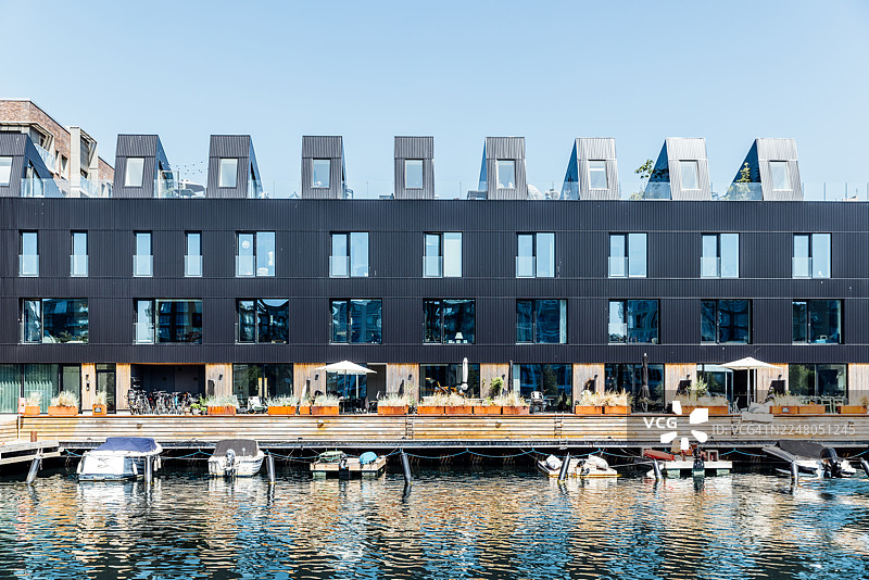 哥本哈根特格尔霍尔门区的滨水联排别墅，在一个阳光明媚的夏日图片素材