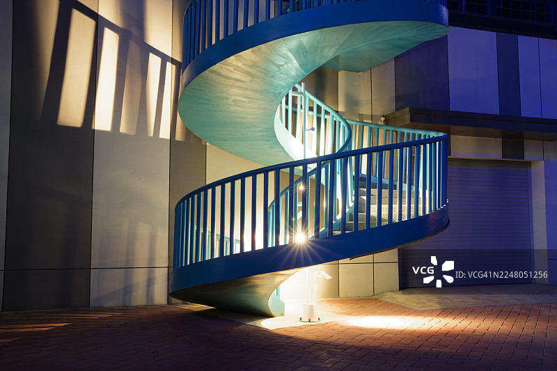 夜间雕塑般的螺旋楼梯 / 都市几何：建筑楼梯集图片素材