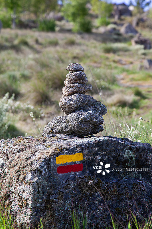 葡萄牙科维良山顶上堆叠的石堆图片素材